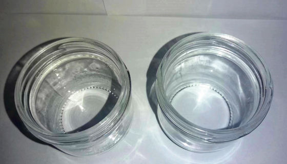Un verre de caviar hautement transparent avec un couvercle métallique