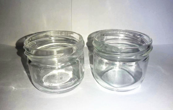 Un verre de caviar hautement transparent avec un couvercle métallique