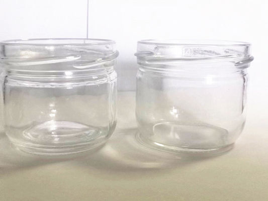 Un verre de caviar hautement transparent avec un couvercle métallique