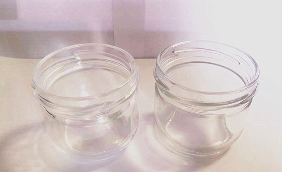 Un verre de caviar hautement transparent avec un couvercle métallique