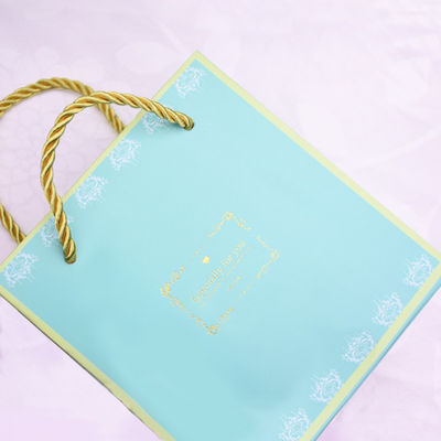 Des sacs de papier décoratifs élégants, des sacs d' épicerie avec poignées.