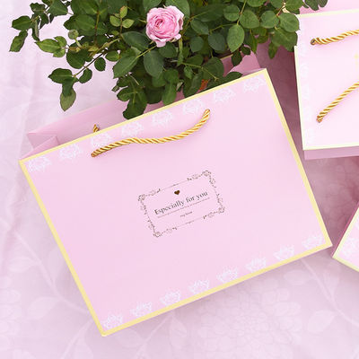 Des sacs de papier décoratifs élégants, des sacs d' épicerie avec poignées.