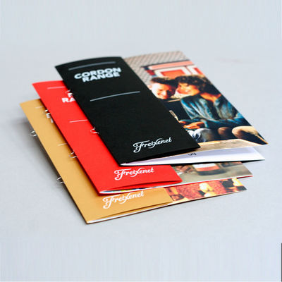 Des brochures de luxe en couleurs, des flyers publicitaires, des livres, un certificat FDA.