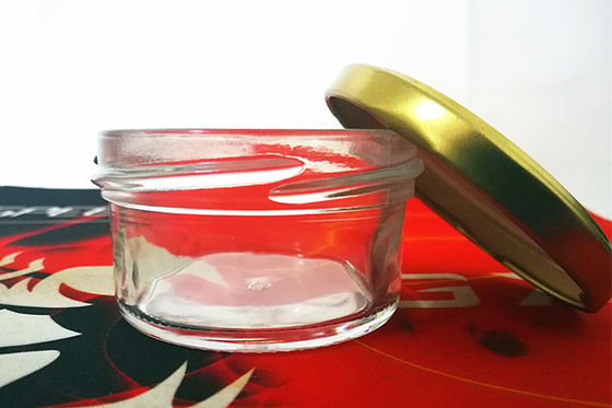 Un pot de caviar en verre très transparent avec un couvercle métallique