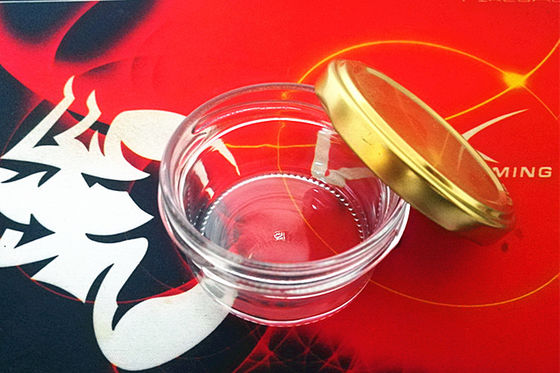 Un pot de caviar en verre très transparent avec un couvercle métallique