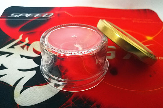 Un pot de caviar en verre très transparent avec un couvercle métallique
