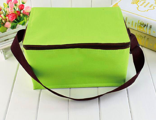 Sac de refroidisseur isolé doux et coloré portable avec différentes tailles disponibles