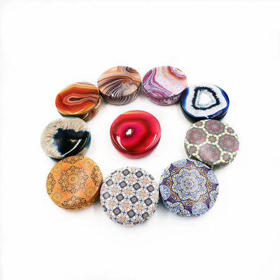 Des boîtes en ferraille métallique de design personnalisé, des petites boîtes rondes métalliques pour emballer des biscuits.