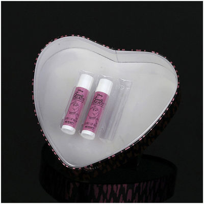 Le rouge à lèvres cosmétique est une boîte en fer blanc métallique en forme de cœur avec plateau intérieur en PVC.