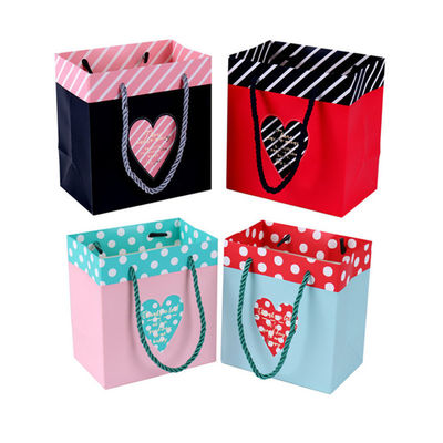 Sacs en papier imprimés sur mesure, sacs cadeaux en papier personnalisés avec poignée de ruban