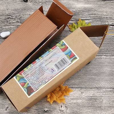 L'impression d'un logo personnalisé sur une boîte d'emballage cadeau en carton avec une surface mate améliore la visibilité et l'attrait de l'emballage