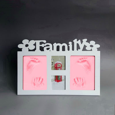 Cadre en bois pour les empreintes des mains et des pieds du bébé