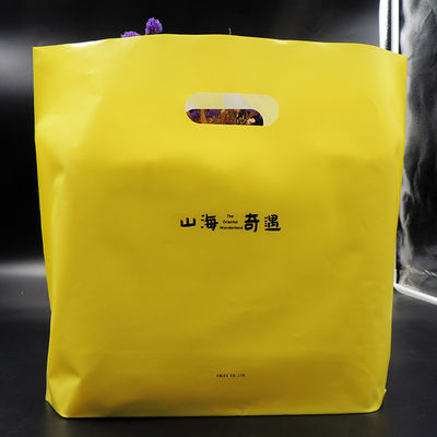 Des sacs en plastique avec des poignées, des sacs en plastique coupés pour faire du shopping.