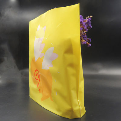 Des sacs en plastique avec des poignées, des sacs en plastique coupés pour faire du shopping.
