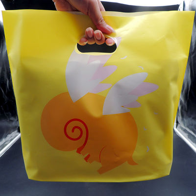Des sacs en plastique avec des poignées, des sacs en plastique coupés pour faire du shopping.