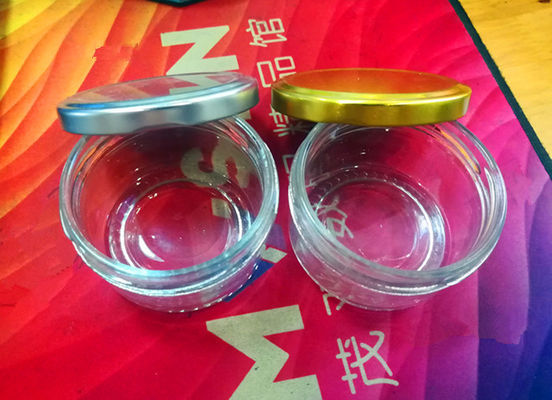 Un bocal d'emballage en verre très transparent pour le caviar de 50 à 60 grammes
