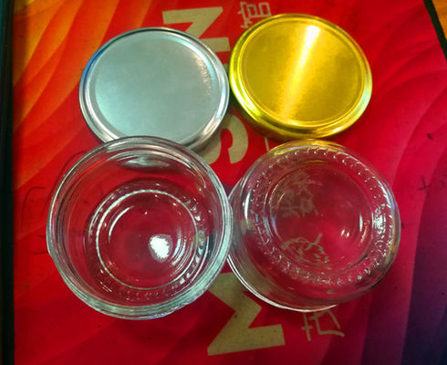 Un bocal d'emballage en verre très transparent pour le caviar de 50 à 60 grammes
