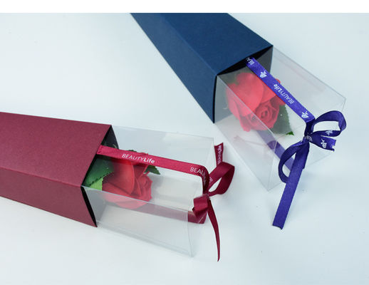 Une boîte de fleurs à rose unique avec une couleur différente et un ruban pour la Saint-Valentin.