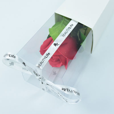 Une boîte de fleurs à rose unique avec une couleur différente et un ruban pour la Saint-Valentin.