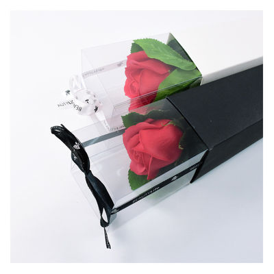Une boîte de fleurs à rose unique avec une couleur différente et un ruban pour la Saint-Valentin.